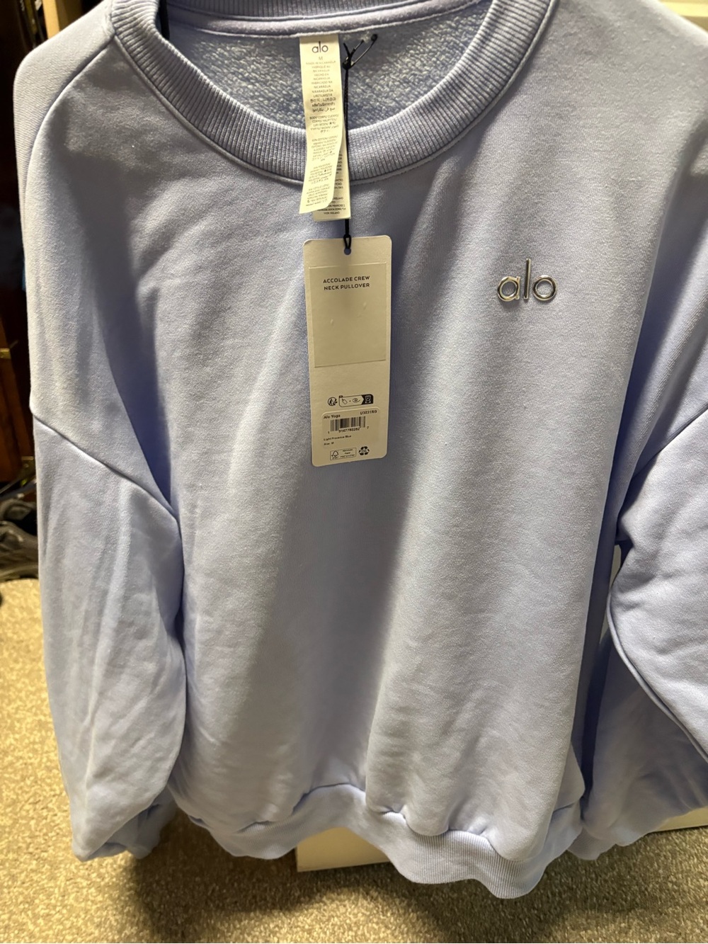 This season’s trending color-ALO Yoga Light Provence Blue Accolade Crew Pullover - Picture 2 of 4